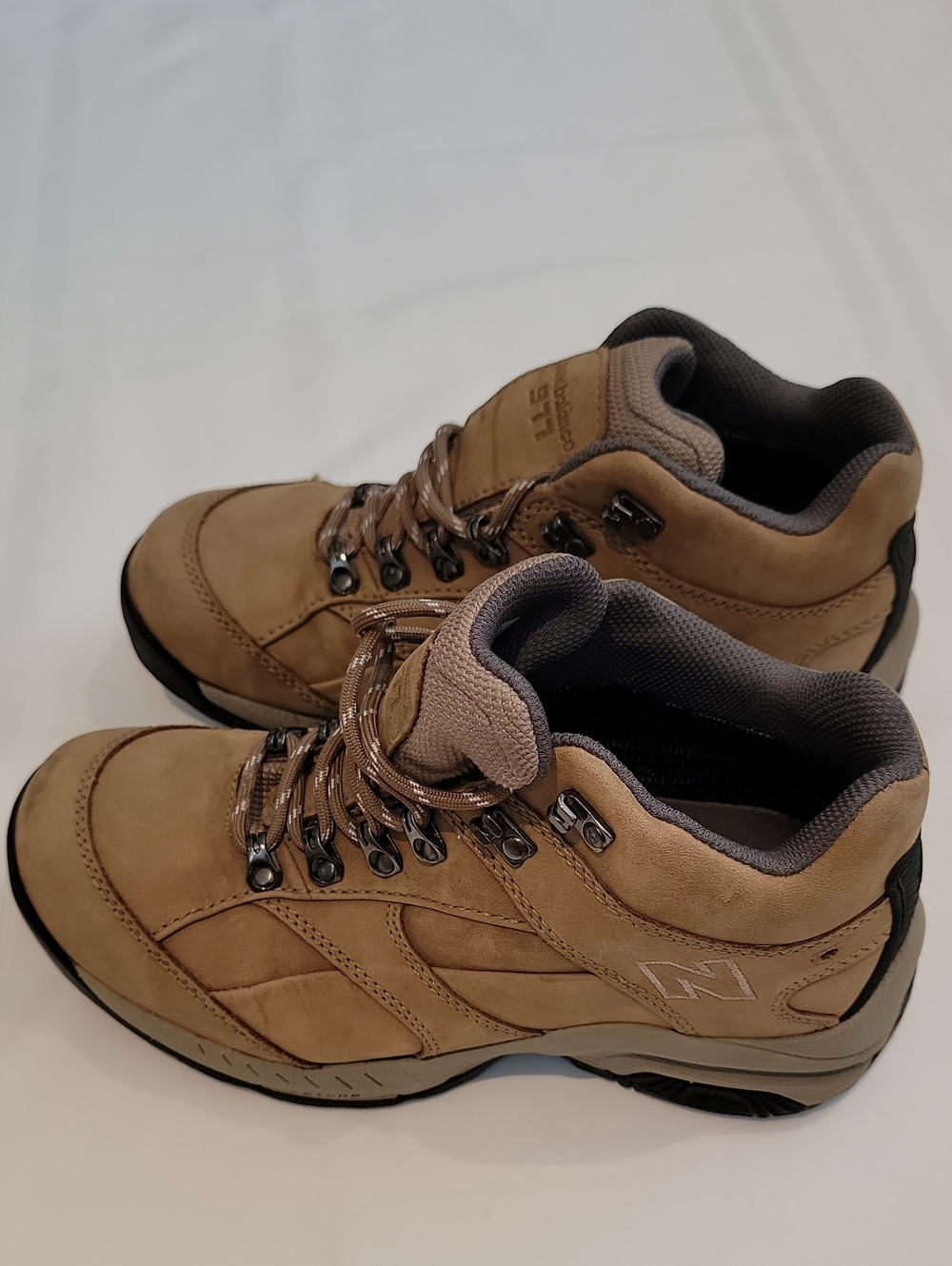 New Balance Women's Tan 977  Hiking Boots Sz: 6.5 - Picture 4 of 6